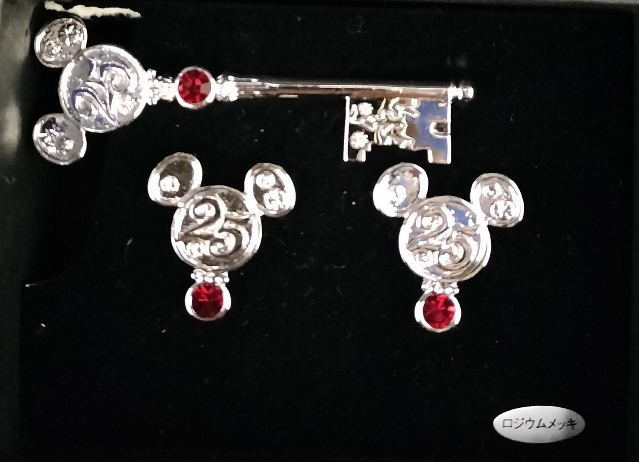 紙の左上に破れあり。