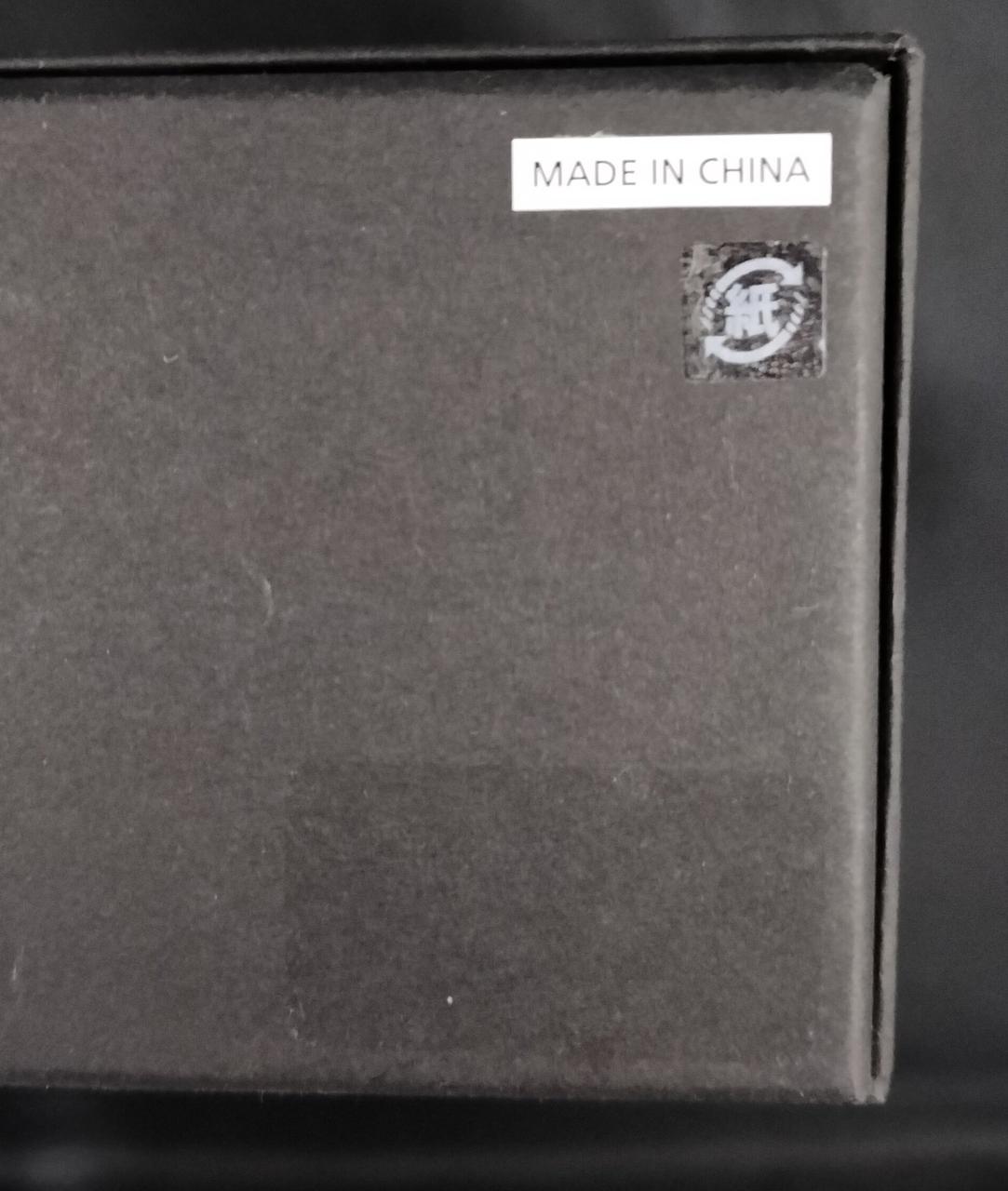 箱右下にシール跡あり。