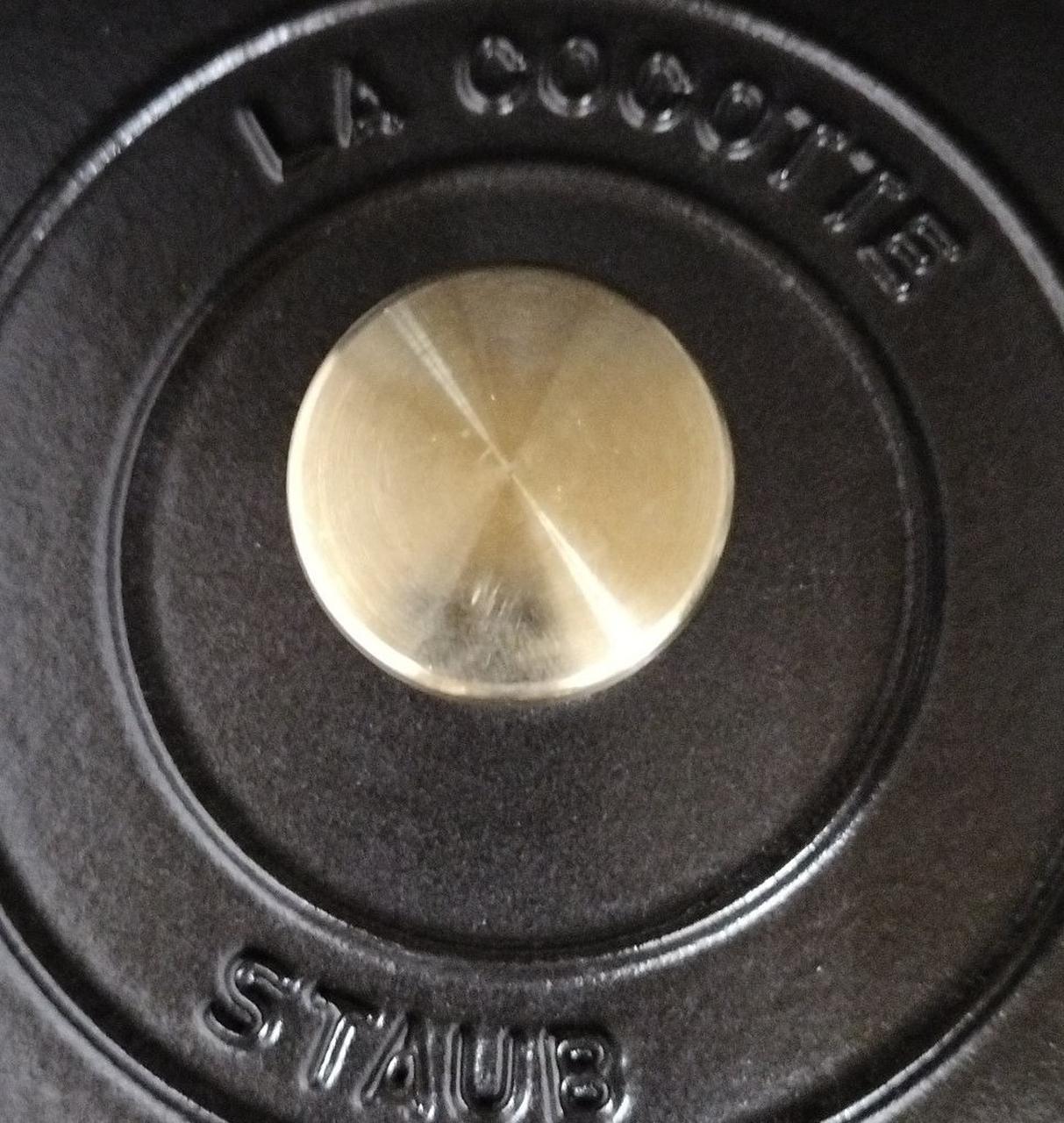 フタの持ち手に使用感があります。