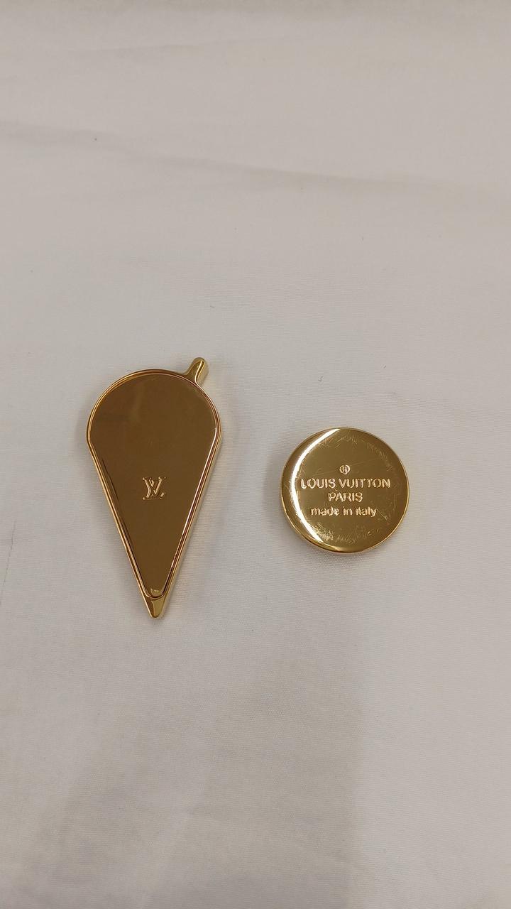 マグネットで留めるブローチです