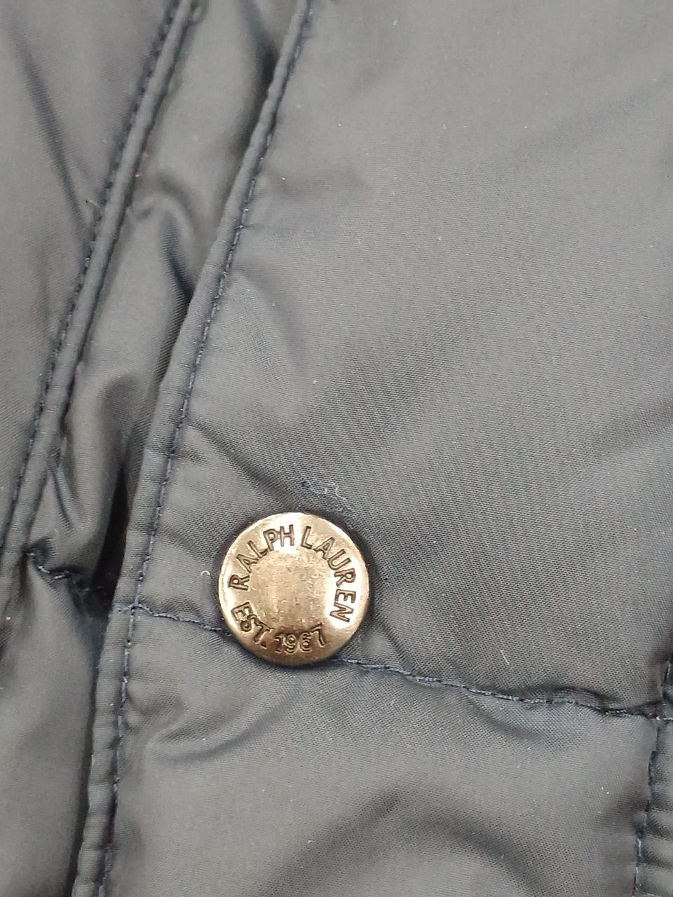 下から2番目ボタンの周り、生地に引っかけ