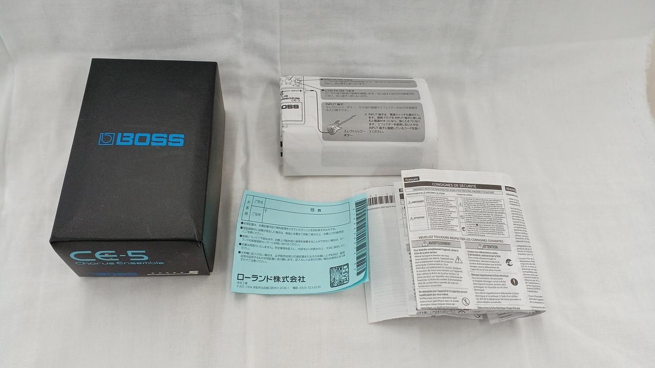 化粧箱・取扱説明書等の付属品です。