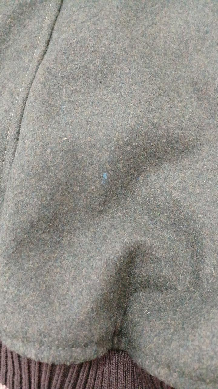 緑色生地ところどころ水色の糸が入ってます