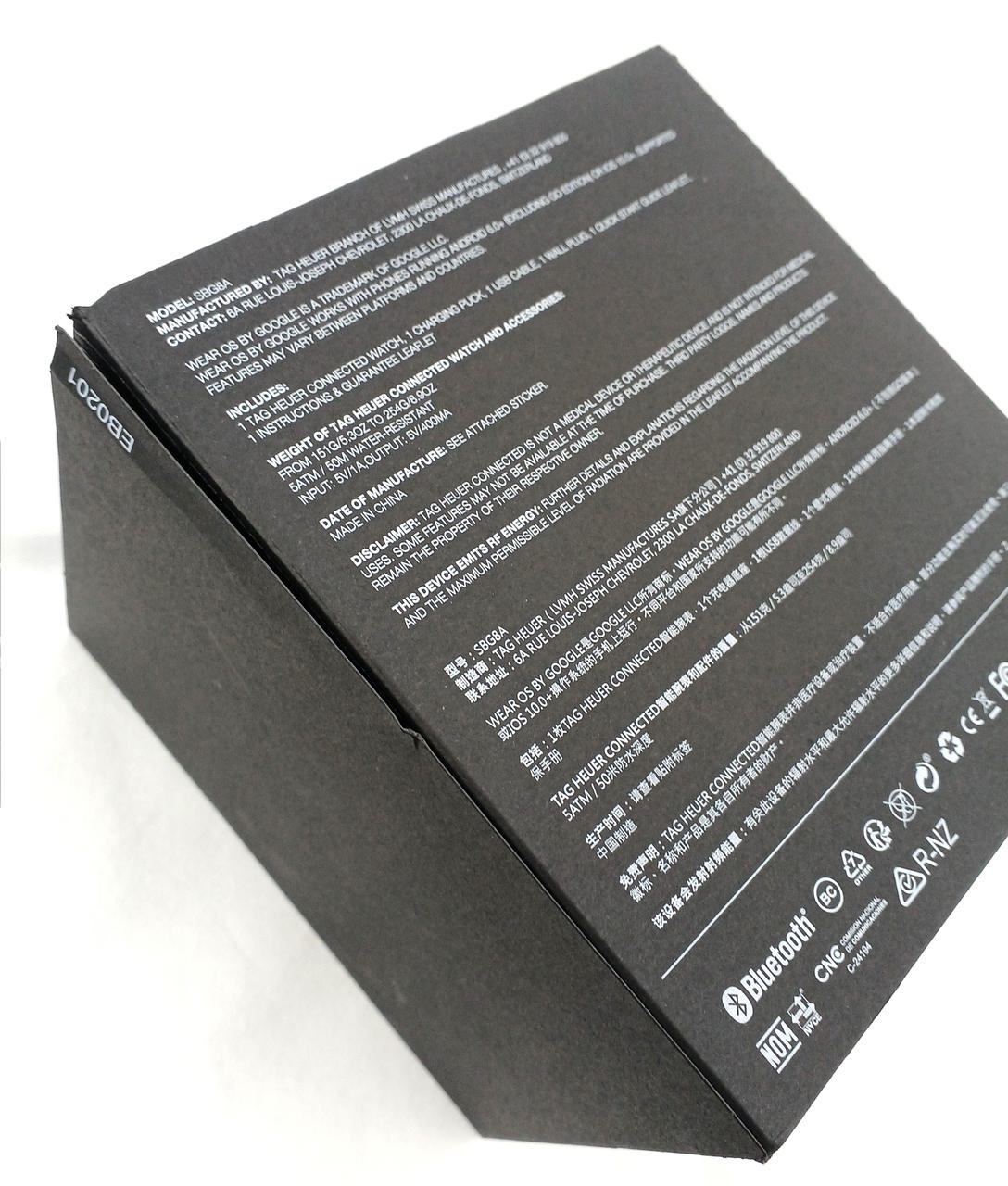 外箱のカバー部に破れあります