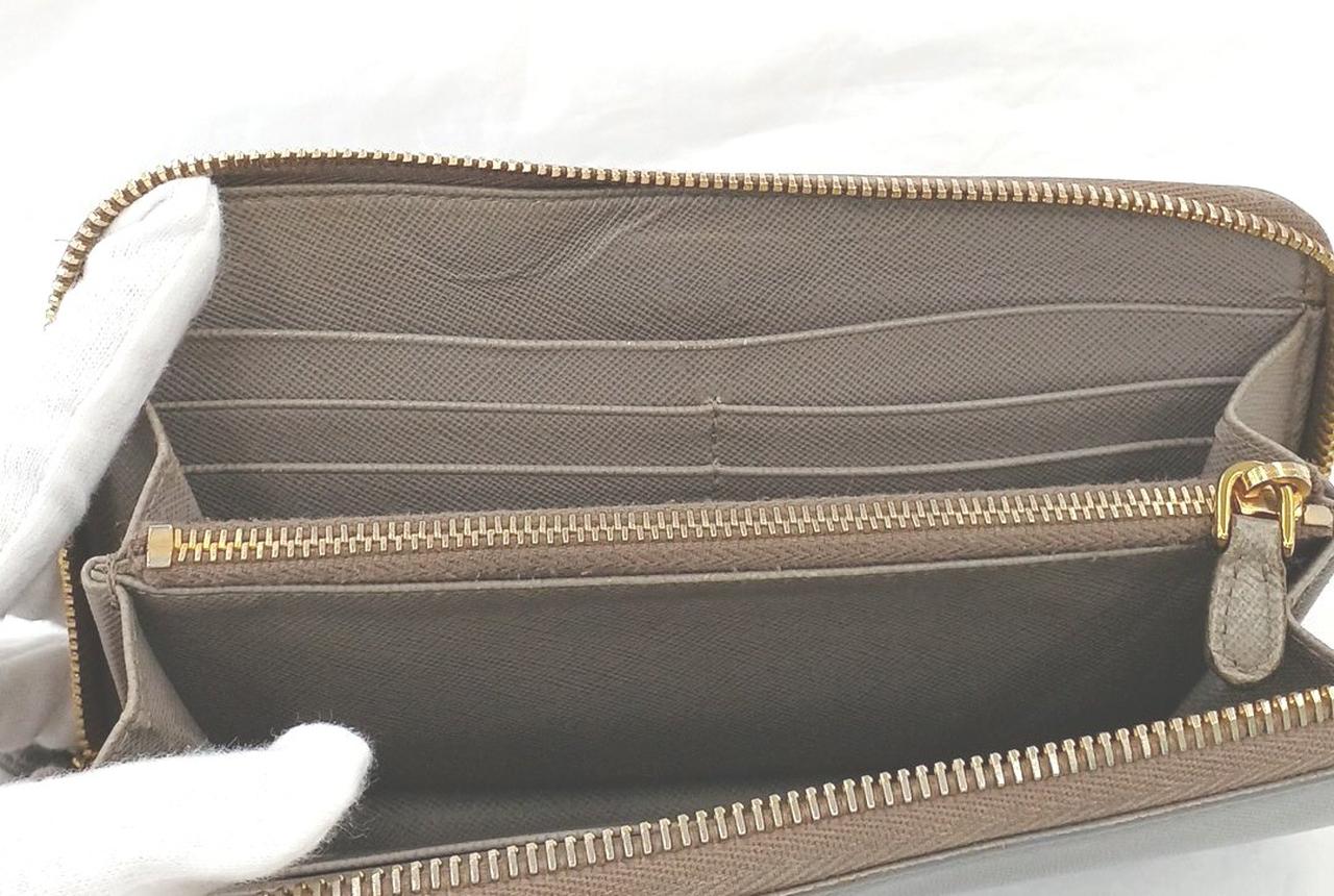 強く押した跡のようなものあり。