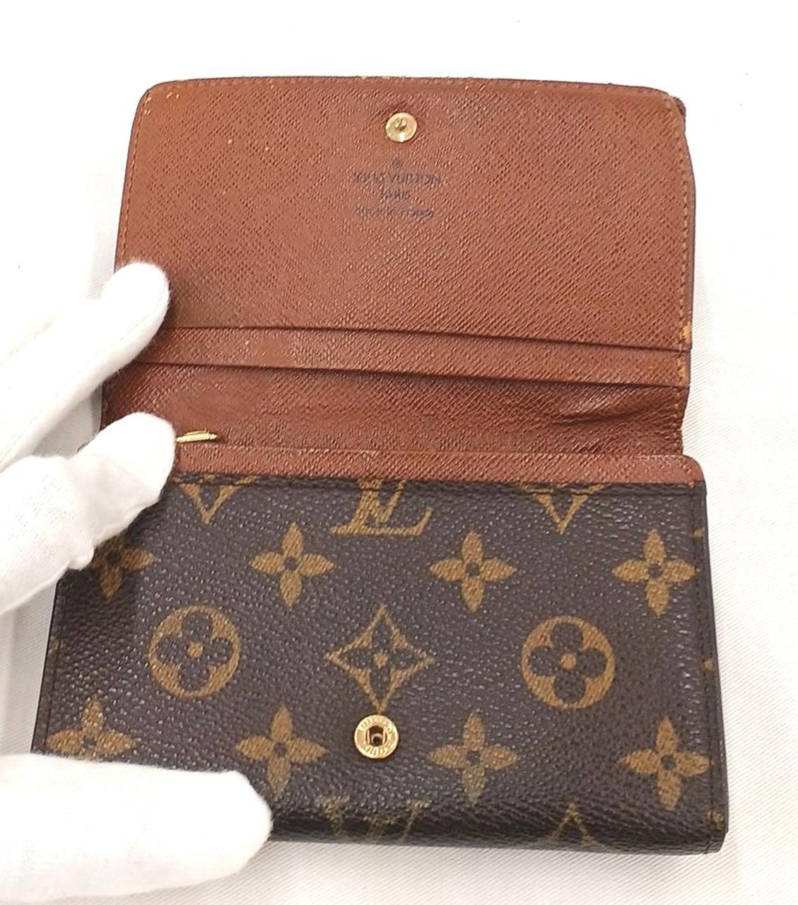 折り返し部分にスレ、ヨレがあります。