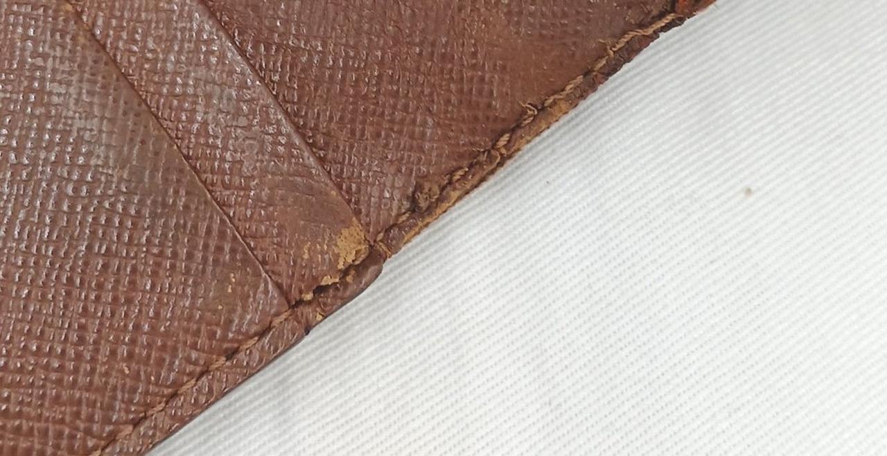 写真中央のフリーポケット入り口破れあり。