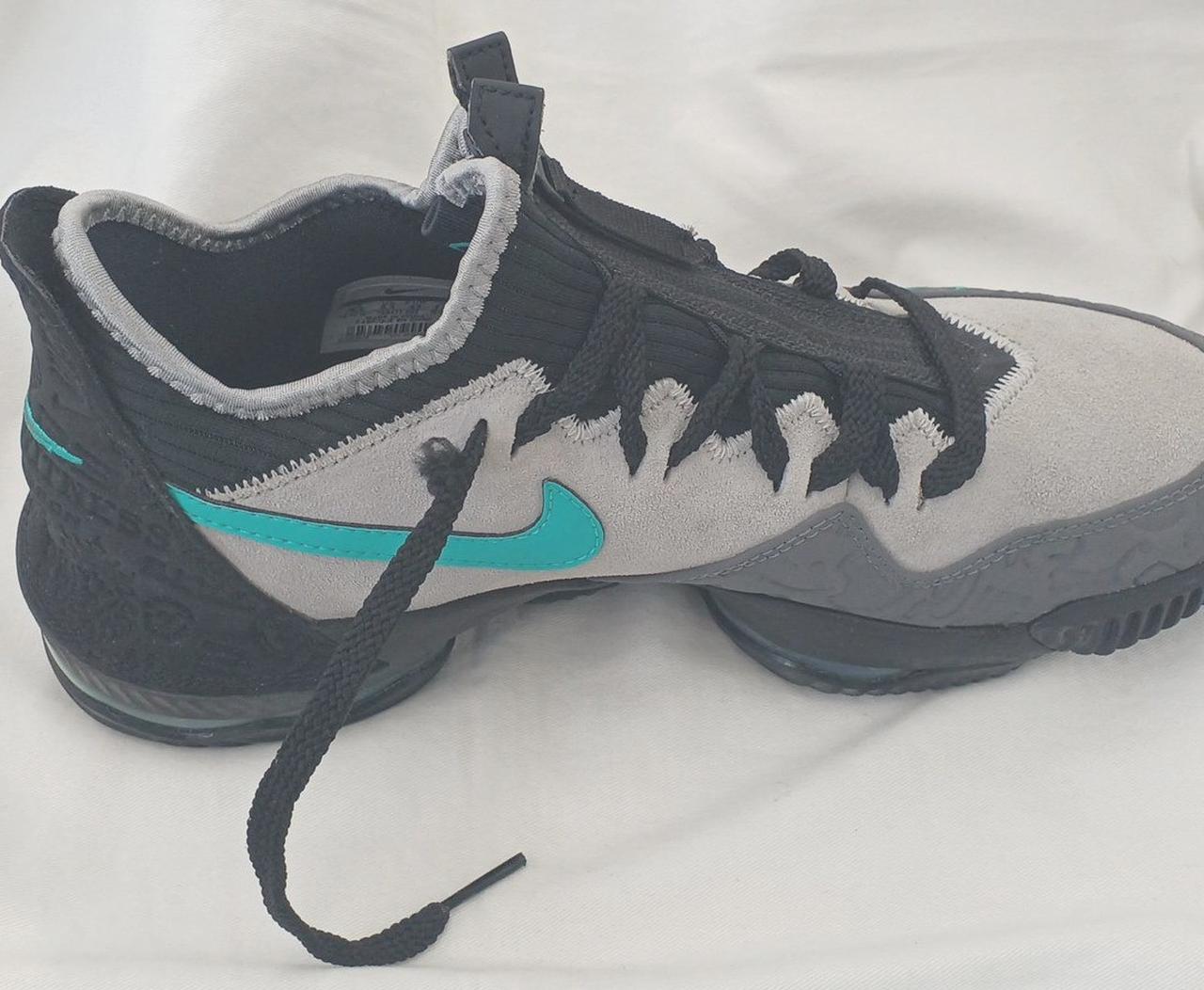 紐　ほころびあります