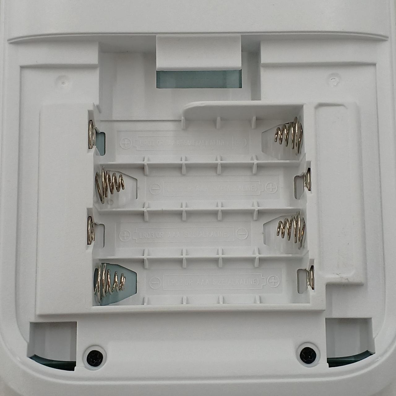 単4乾電池4本必要です