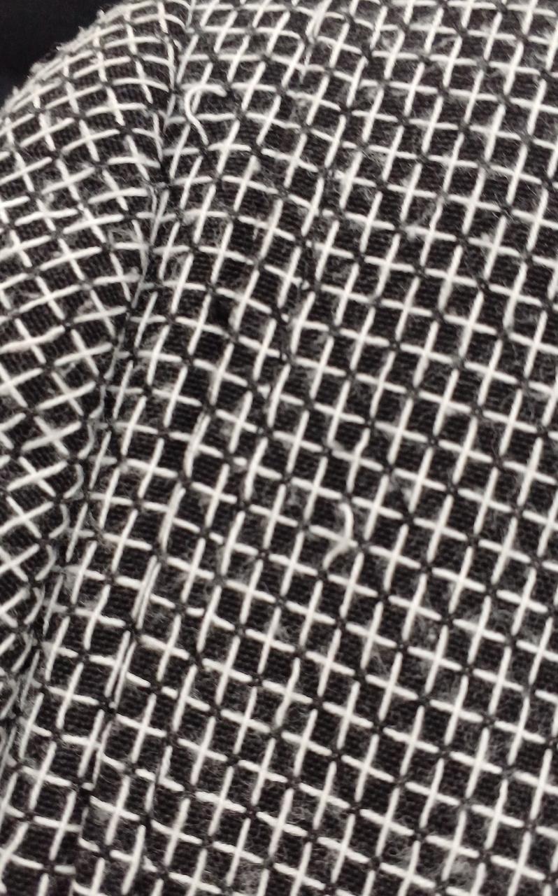 後ろ面、左肩に白糸たるみあり