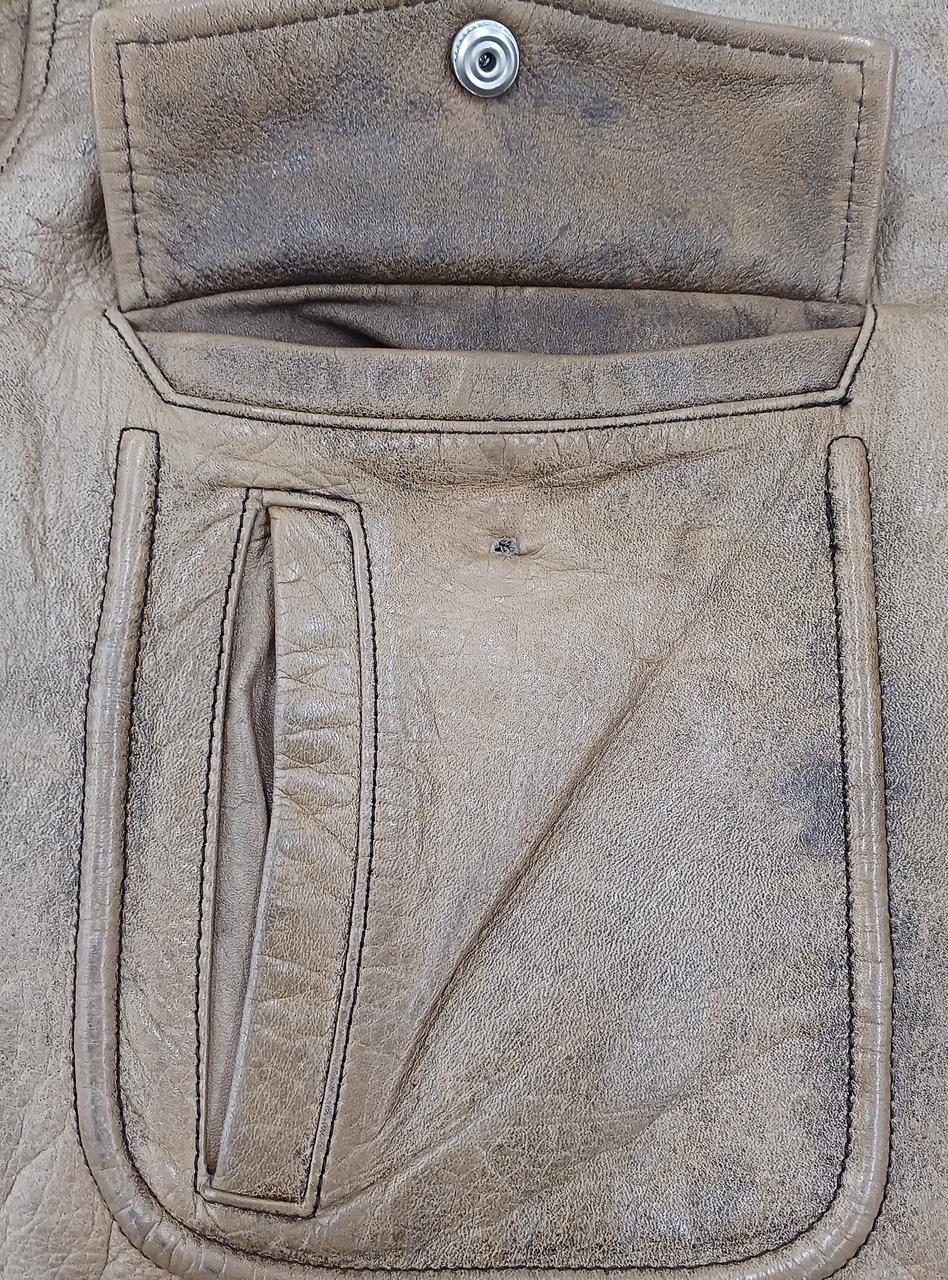 右ポケット、ホック部分取れています