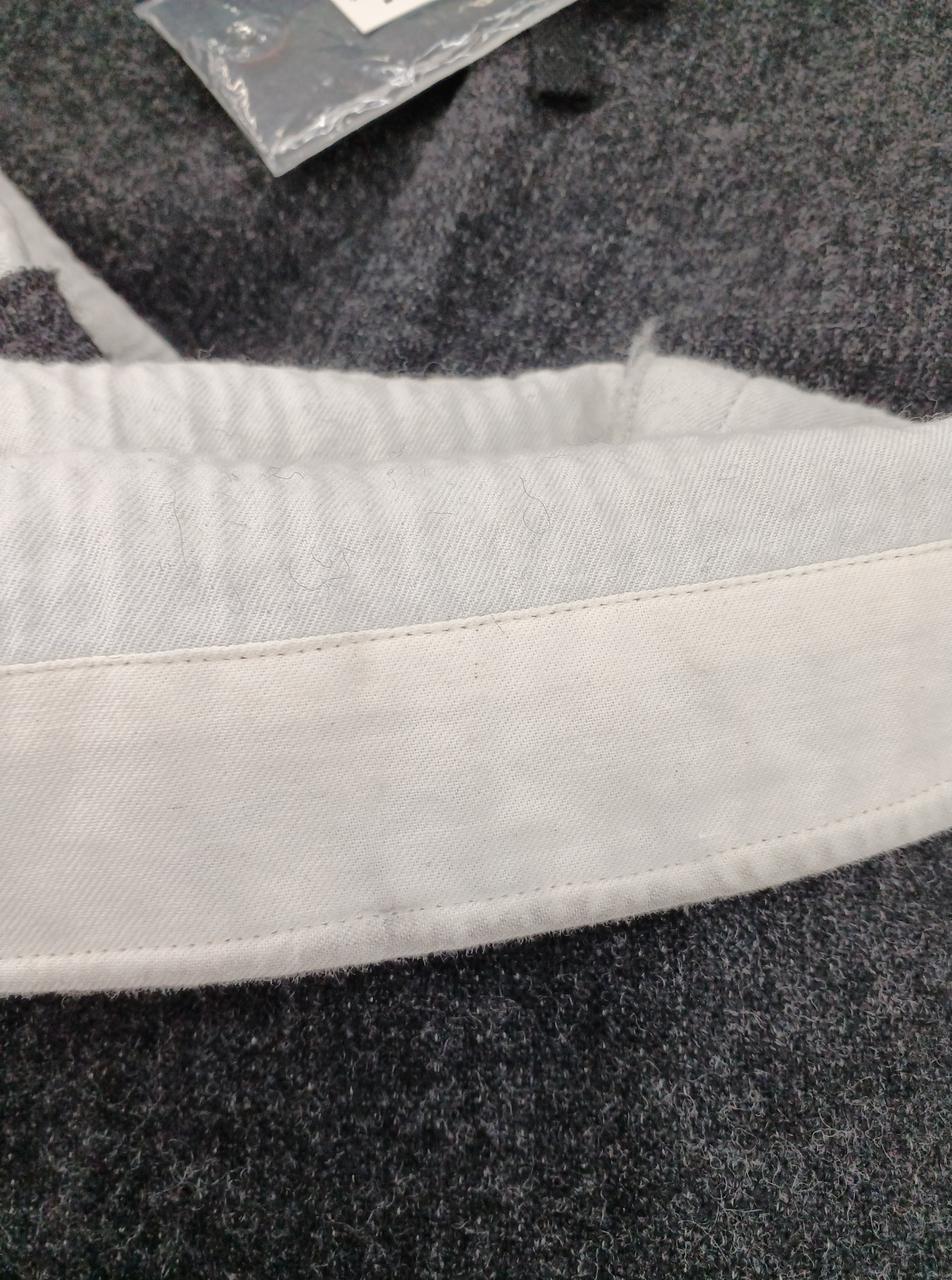 裾内側部分、汚れと毛の付着あり