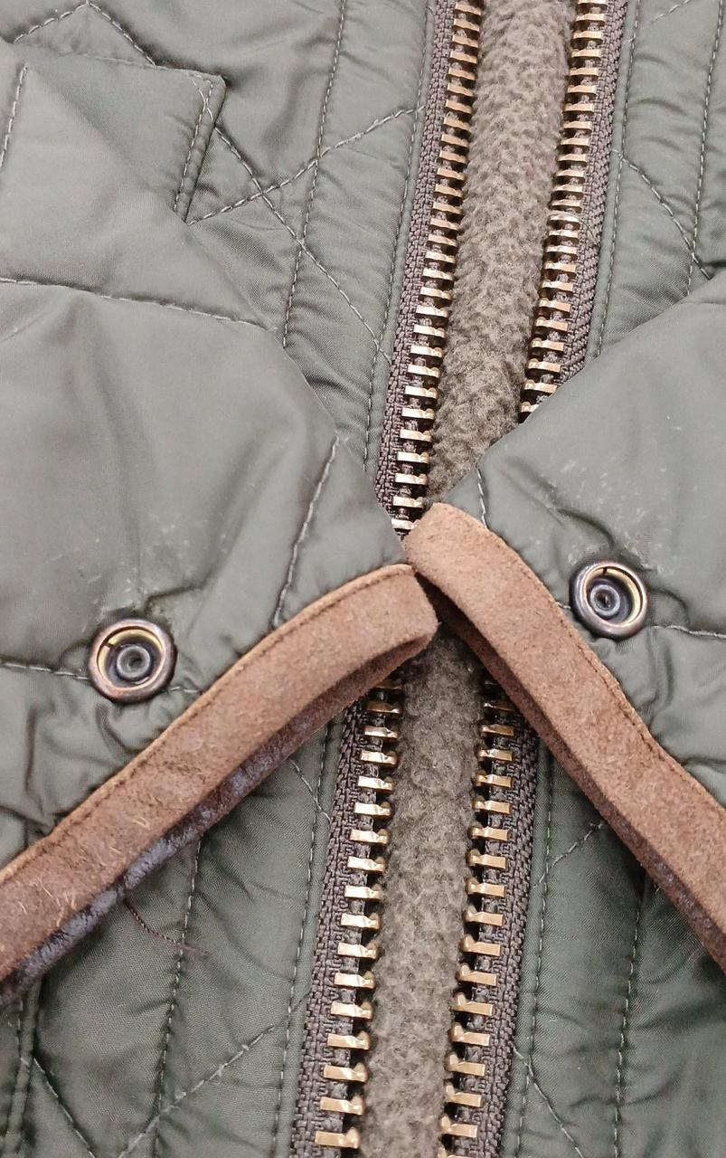 ボタン周りにシミと小さな穴あり