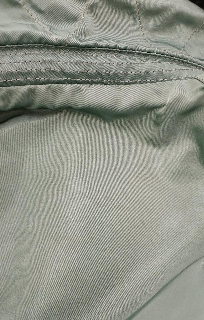 内側に黒い薄い汚れ