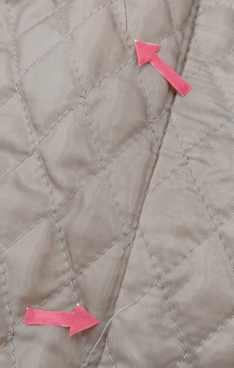 内側に糸ほつれあり。他にも2箇所あり。