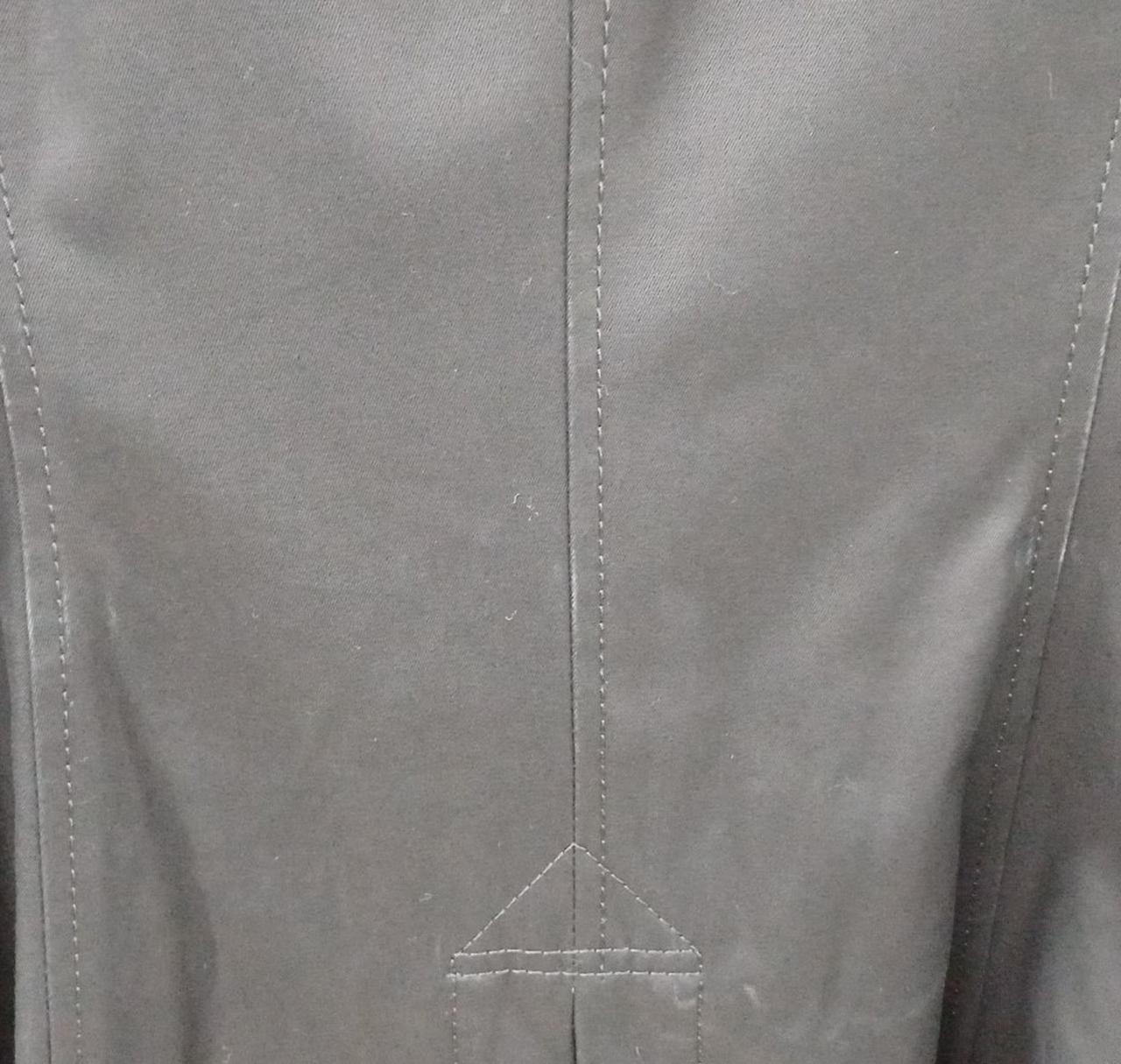 背面、三本の折り目が少し白くなっています