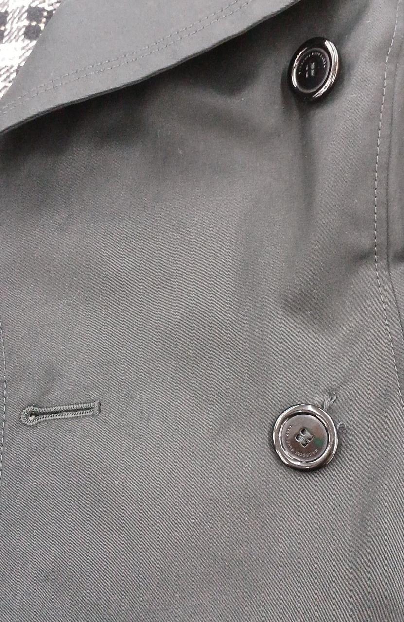 左側上から2つ目のボタン取れかかってます