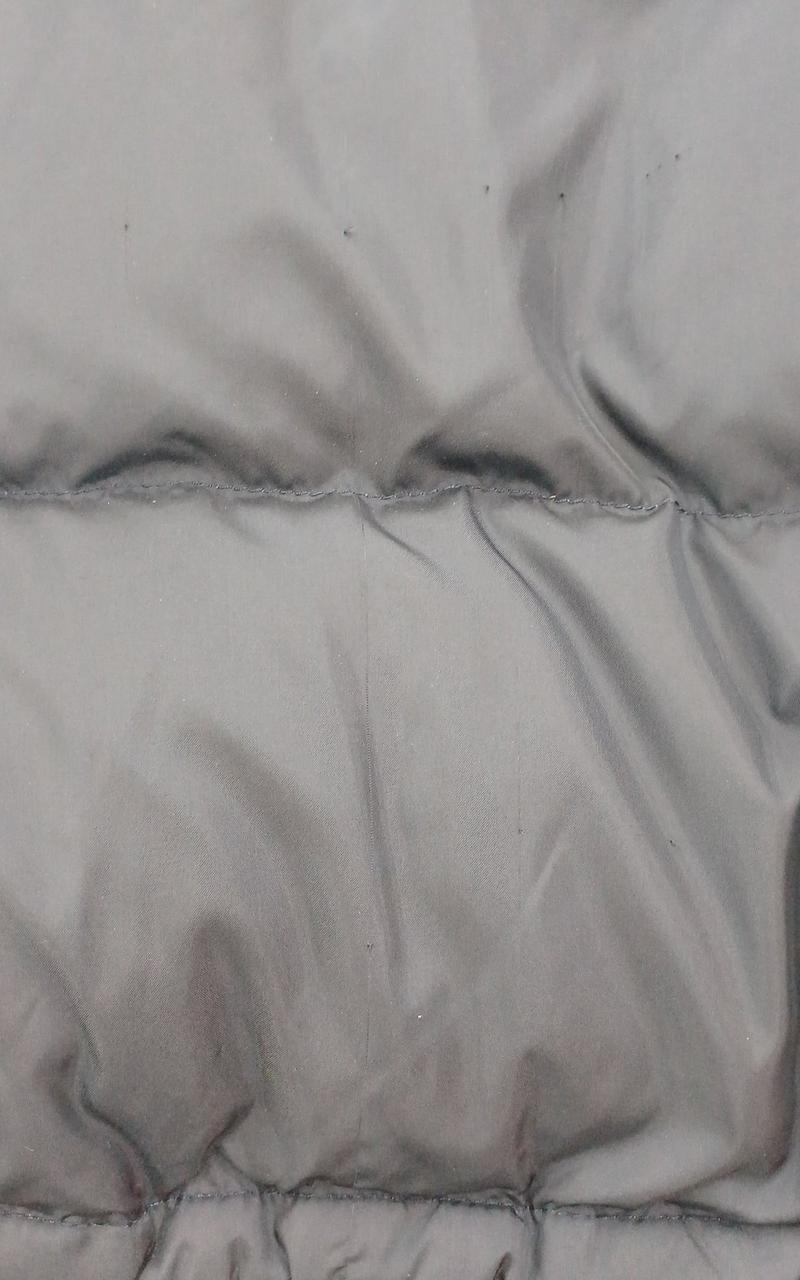 小さい穴開き。後ろ面中央下の方。