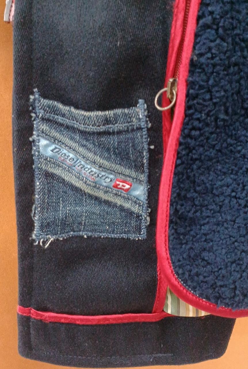 前面右下の内側にデニムのポケットあり