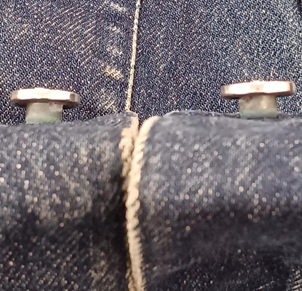 袖口のボタンの根元、緑色に変色