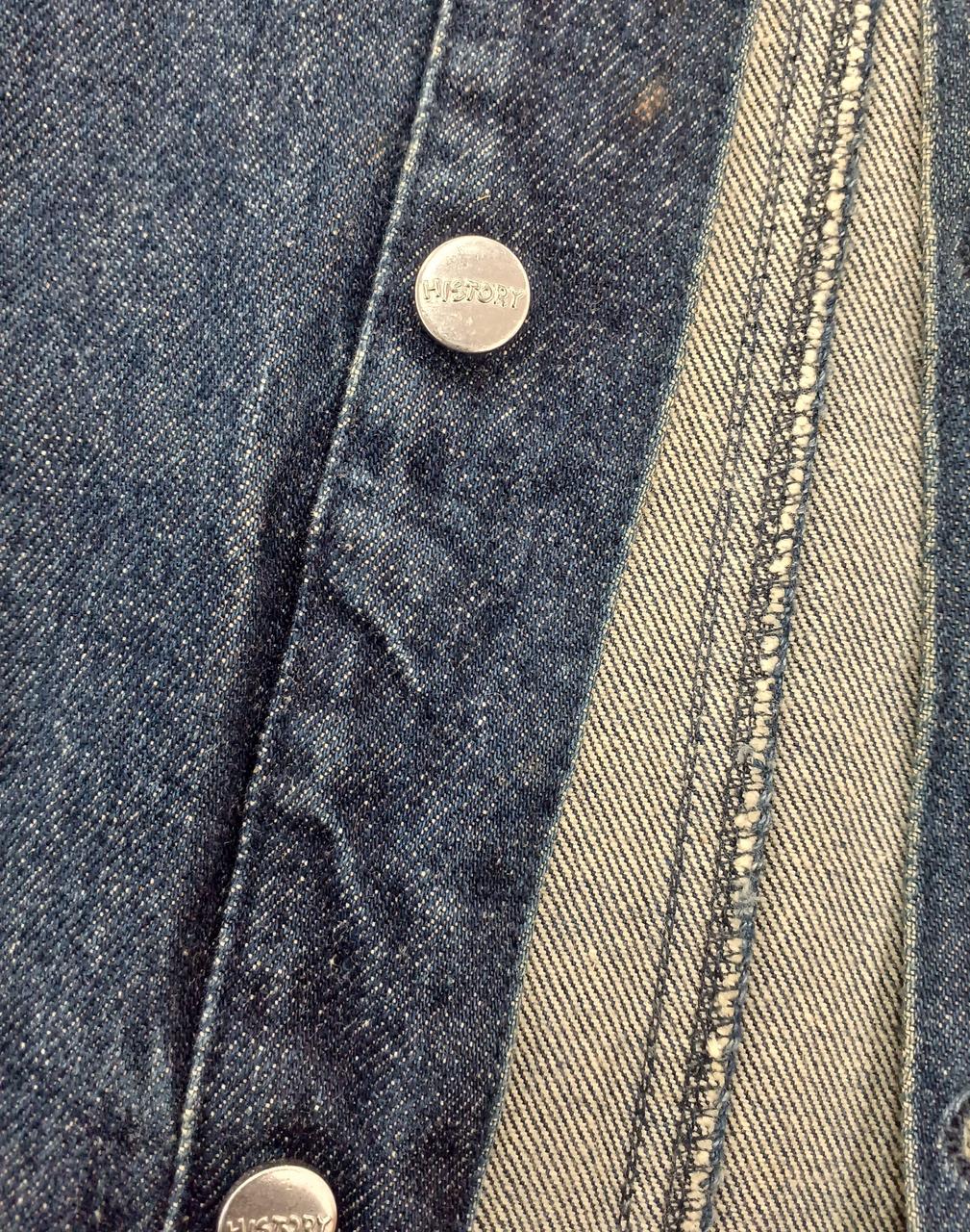 下から2番目のボタンの上、茶色のシミ