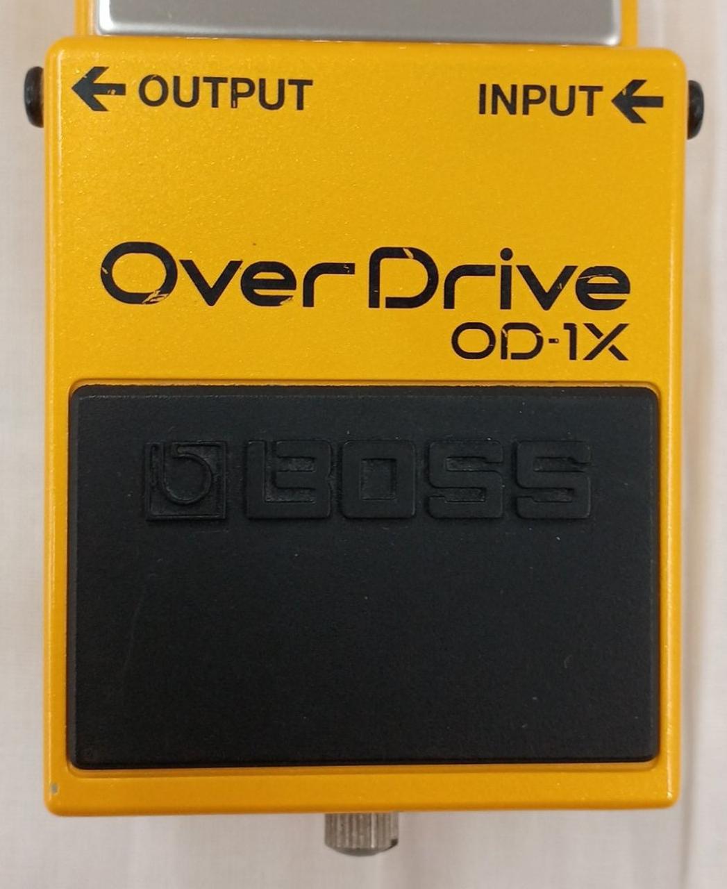 中央に小さな傷あります。