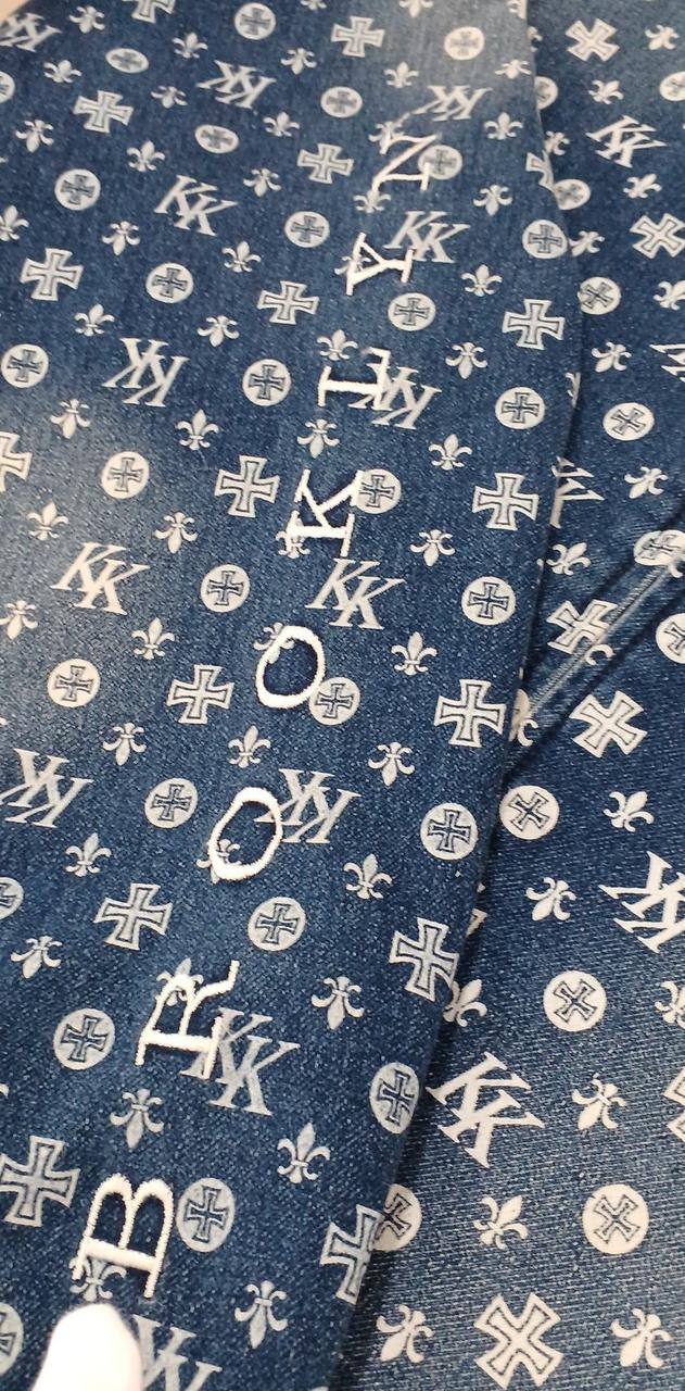 右袖にBROOKLYN
の刺繍ロゴ