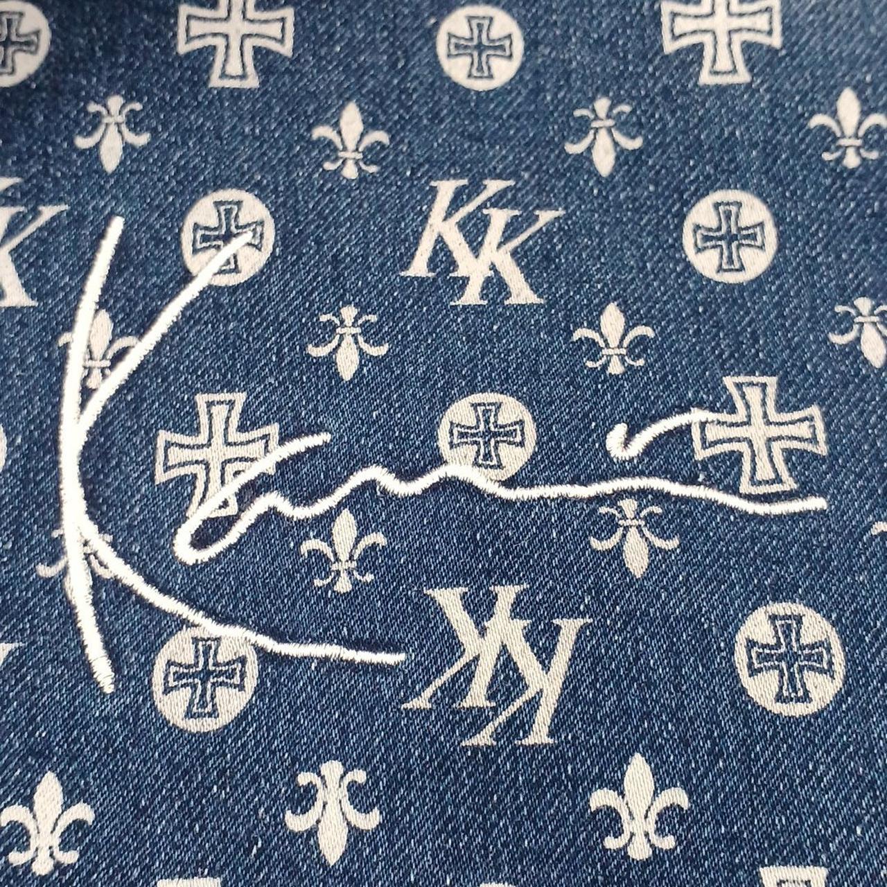 左胸に刺繍ロゴ