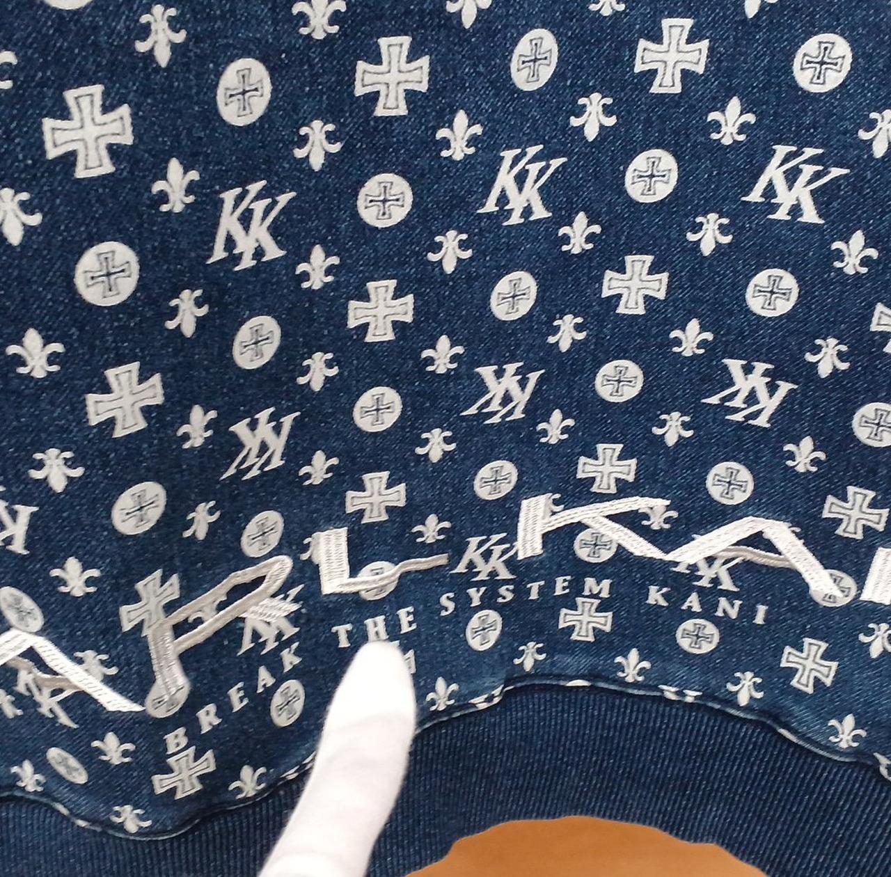 後ろ側裾
KARLKANIの刺繍ロゴ