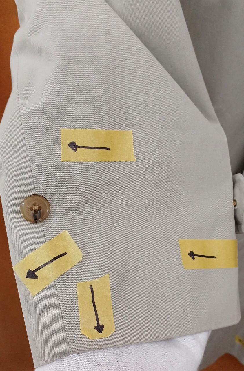 右袖口、後ろ側です
