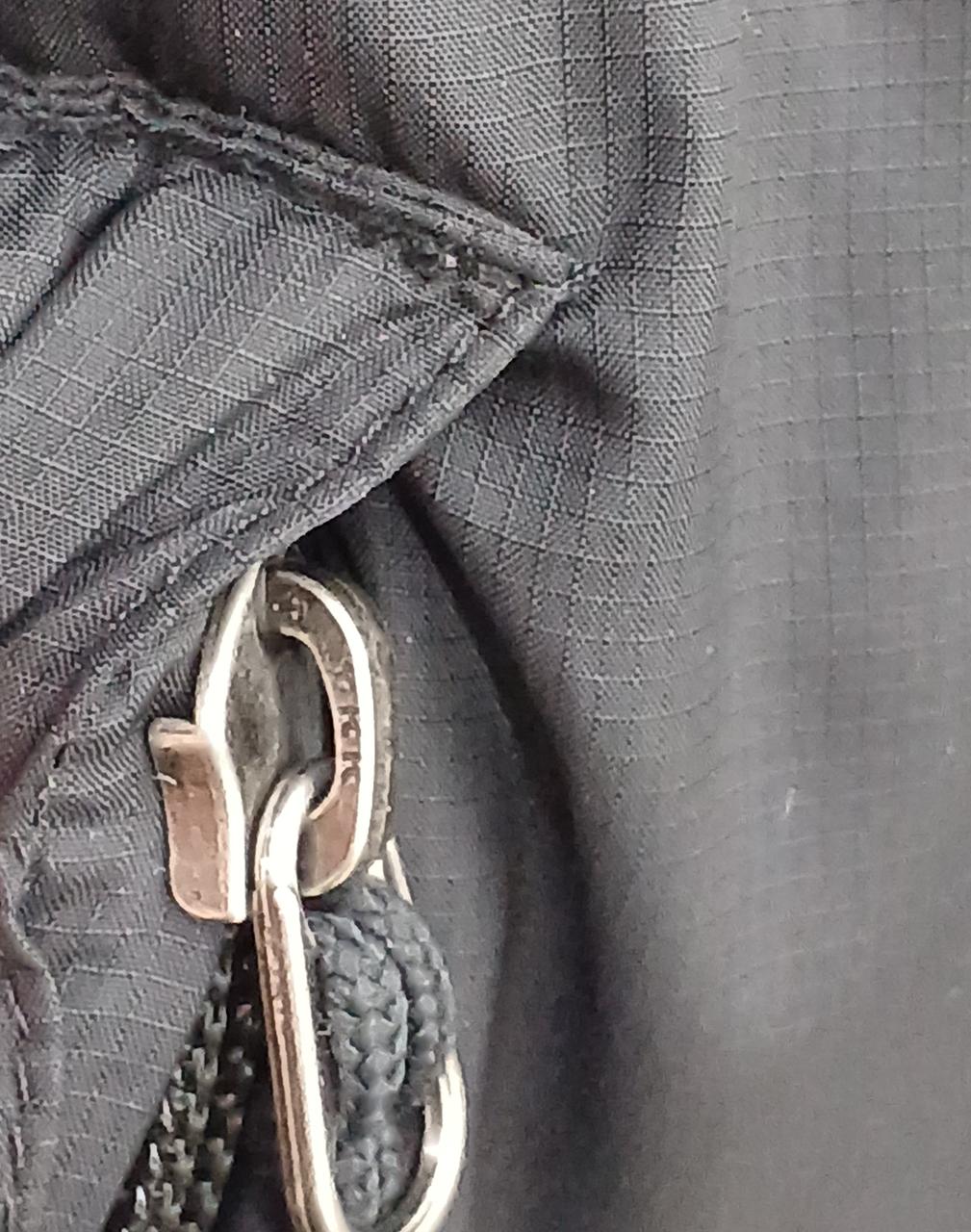 左右ポケットのファスナーYKK