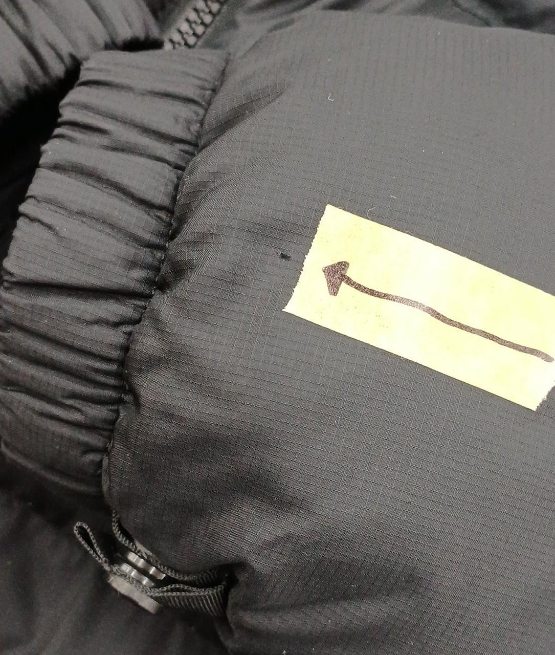 後ろ面左袖、穴開きあり