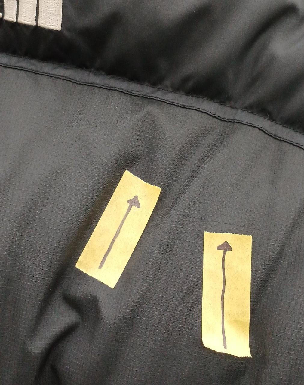 後ろ側、生地にひっかけあり