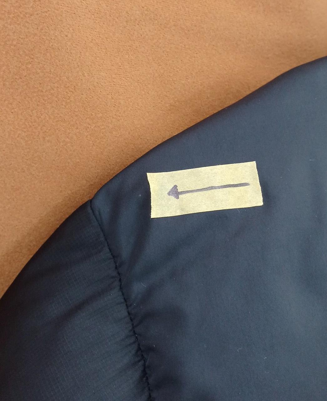 後ろ側、左肩汚れ