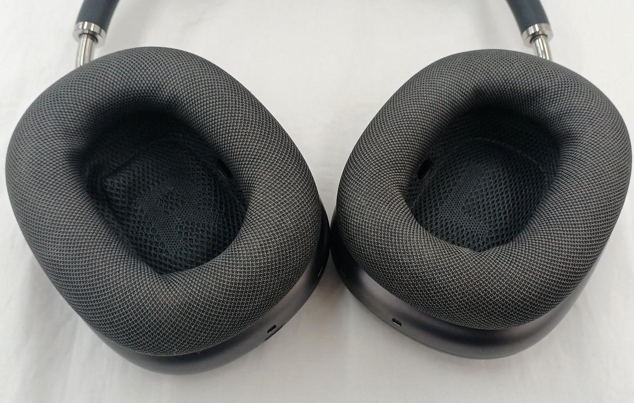 イヤーパッドに多少の汚れあり