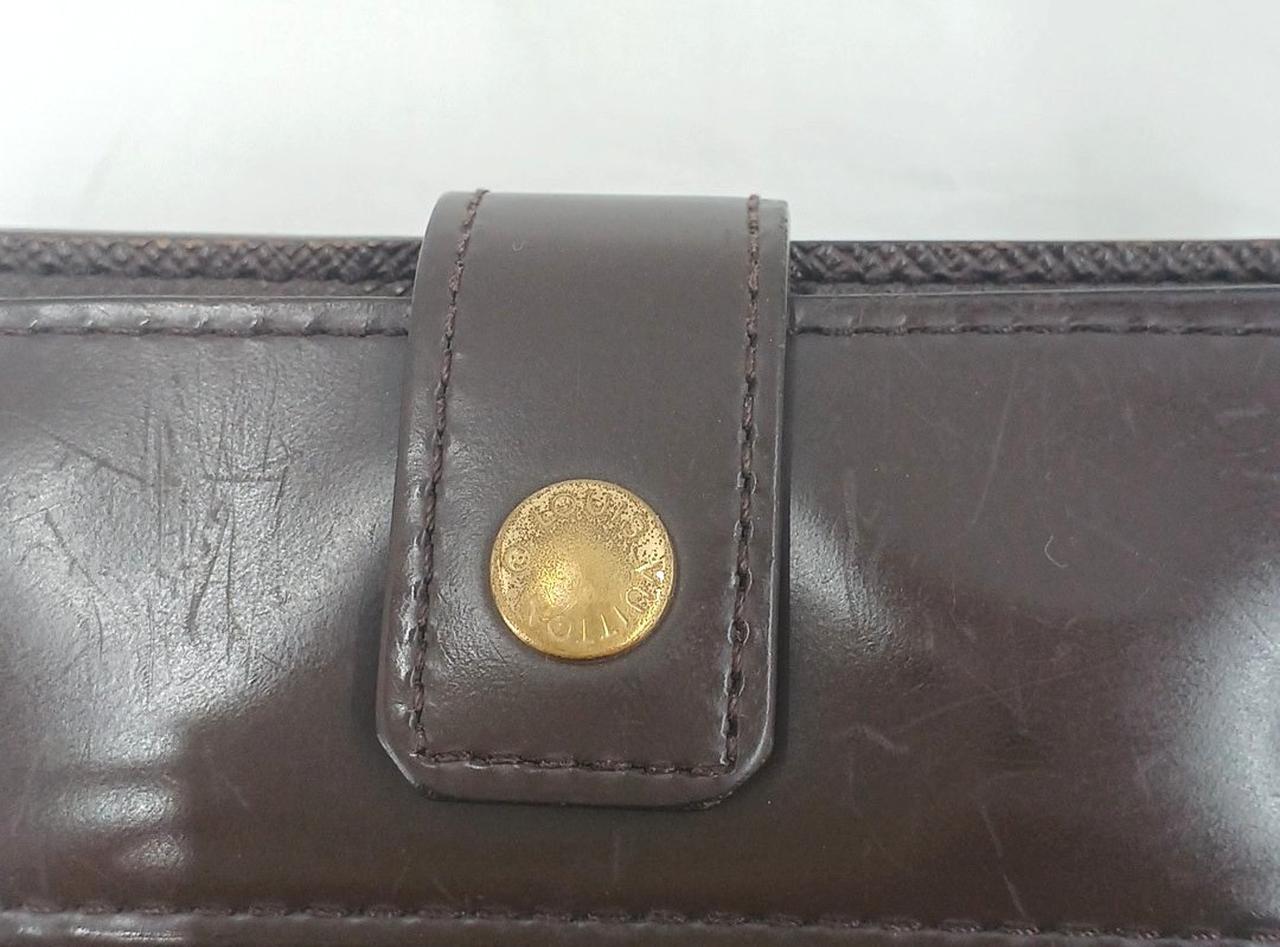 金具、レザー部分に傷があります。