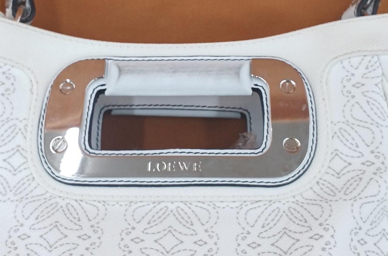金具に傷、レザーにヨゴレがあります。