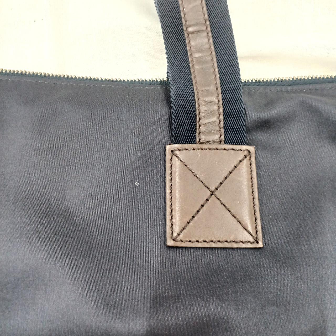 白い点のようなヨゴレがあります。