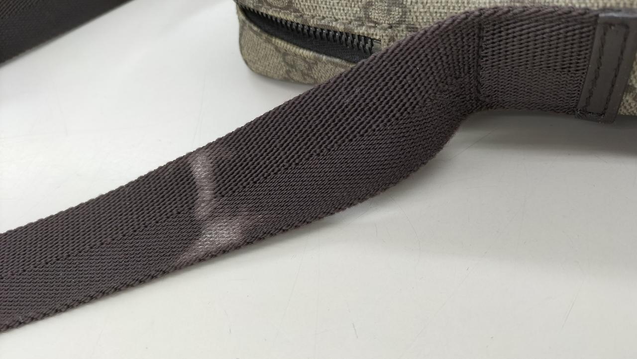 ショルダーベルト布地色落ちあります。