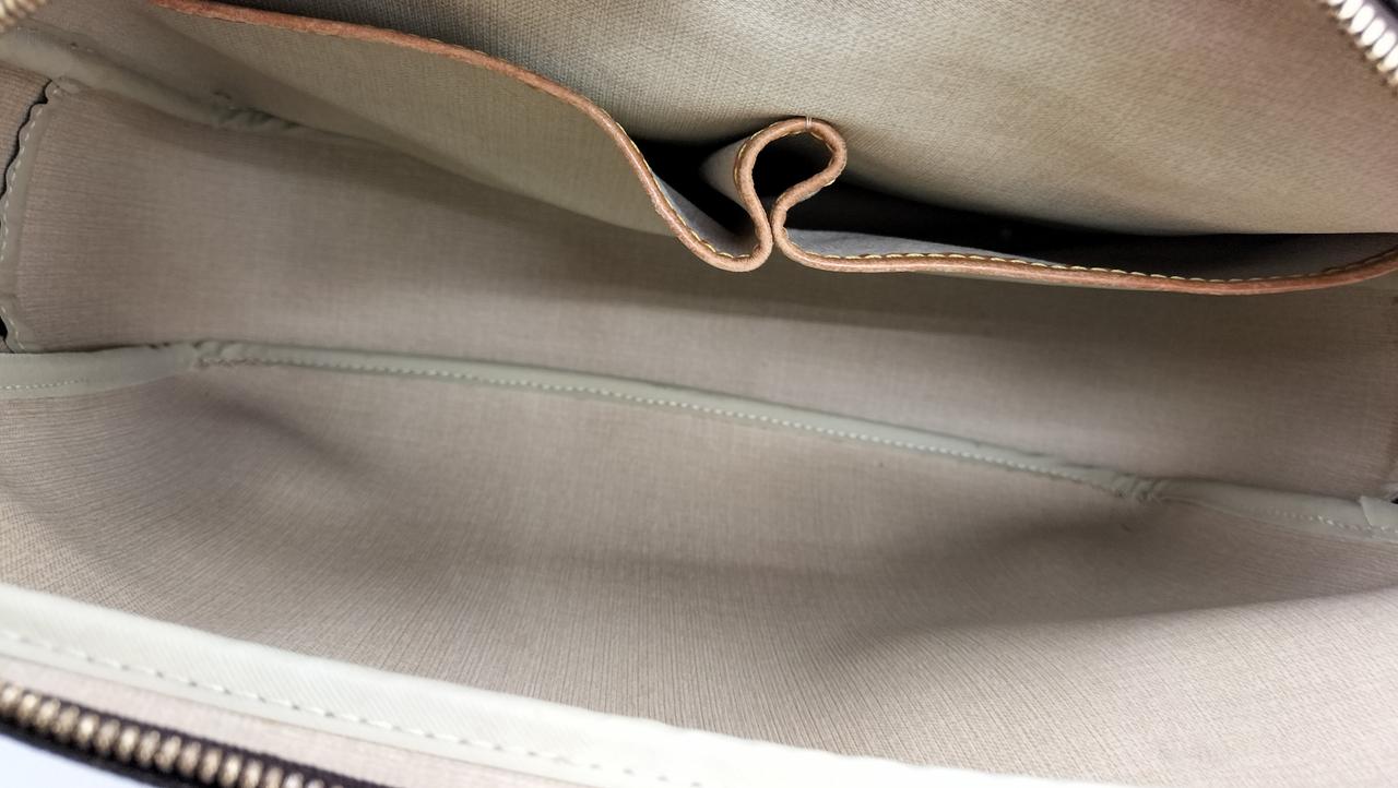 中央正面側ファスナーポケット内部