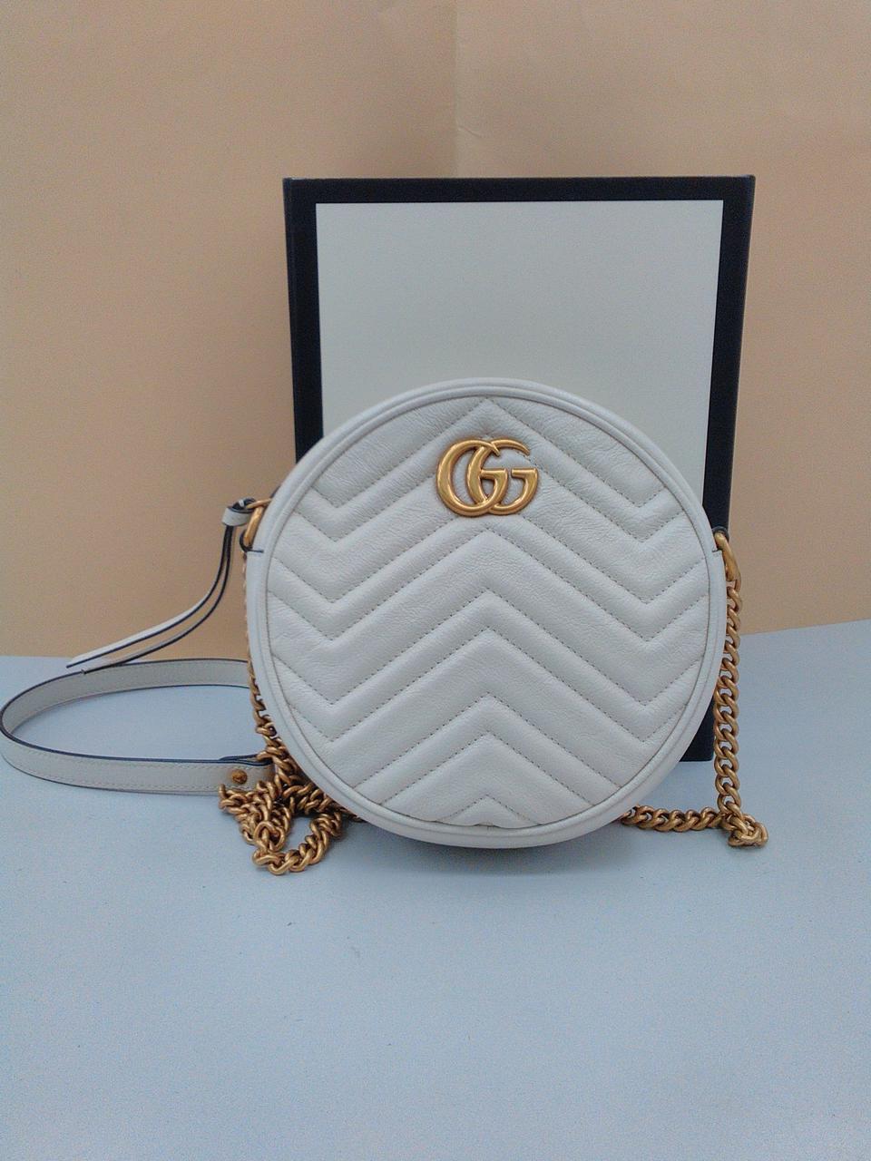 全体に目立ったキズ汚れ無し全体的にシワ有