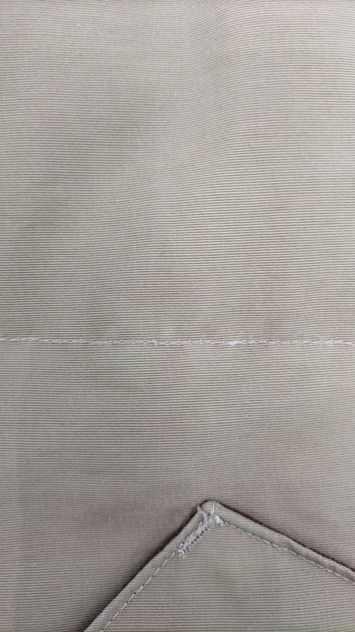 右側中央部分に色落ちあり