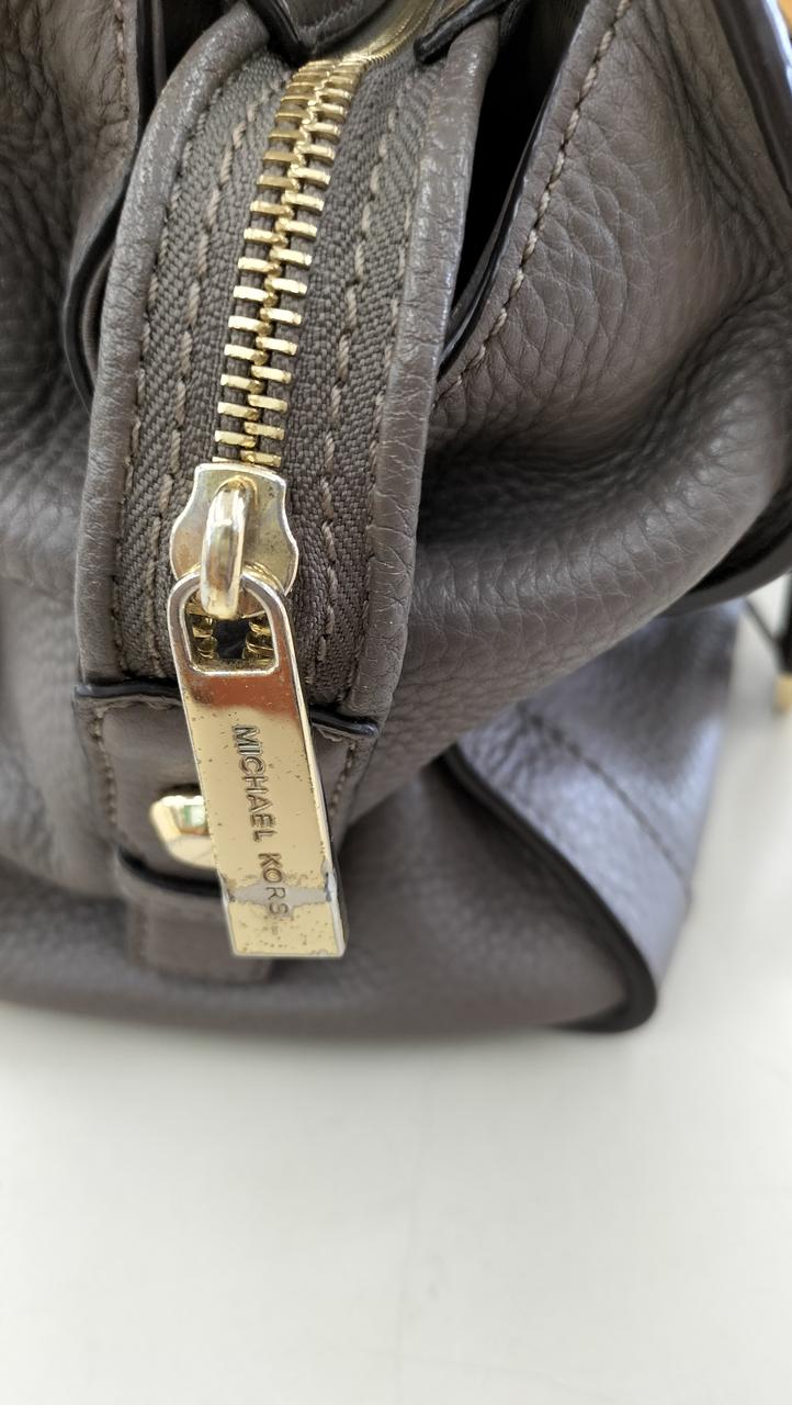 ファスナー金具面キズ、塗料剥がれ有り