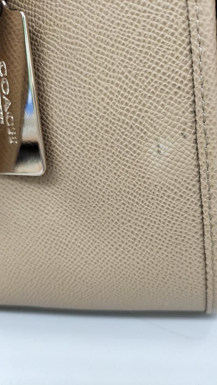 正面右側キズ、色落ちあり