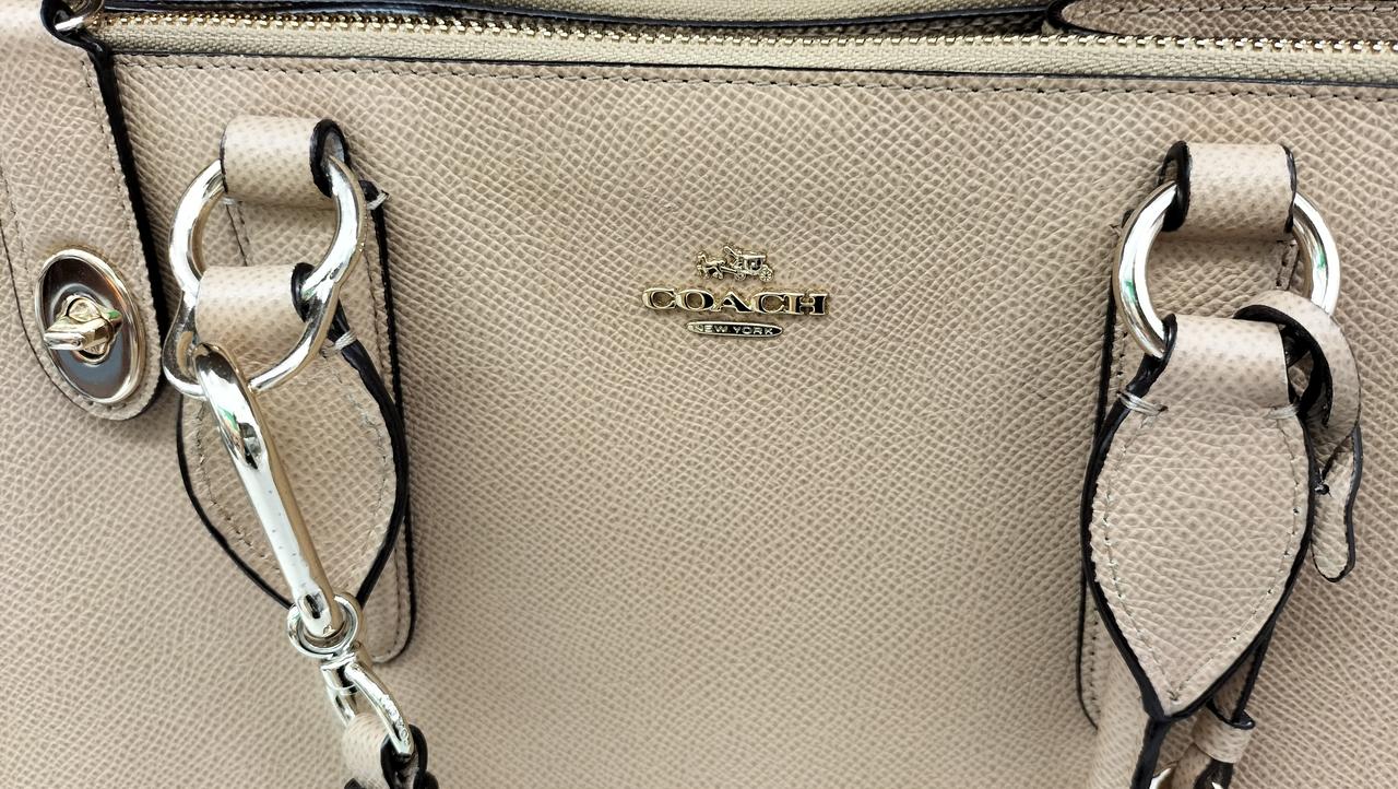 ロゴマークや金具等は状態良いです