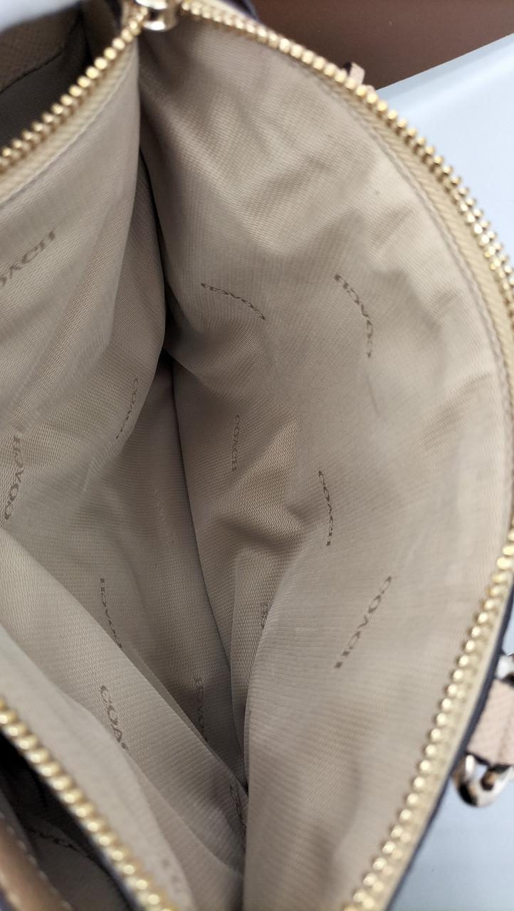 正面ファスナーポケット内部