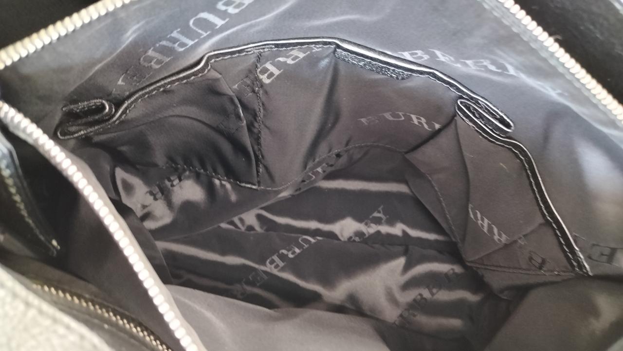 ファスナーポケット内部小さいポケット×3