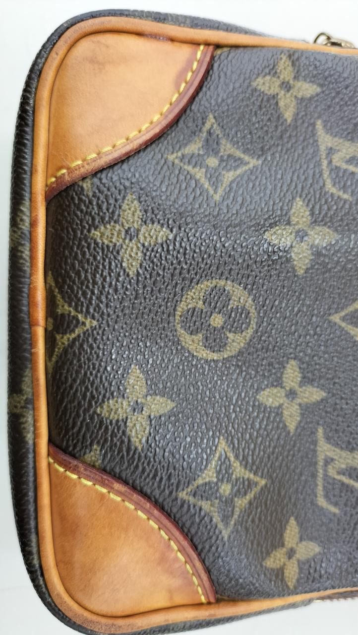 正面ヌメ革シミあり