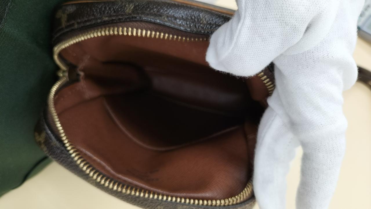 真ん中ファスナーポケット内部状態良い