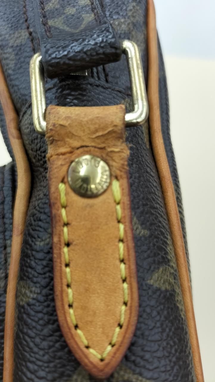 正面右側留め具ヌメ革ひび割れ、切れあり